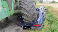 Traktor osobní vozidlo doslova slisoval. idiku zachránila vasná a...