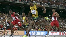 O SETINU. Usain Bolt poráí Justina Gatlina ve finále stovky na MS v Pekingu.
