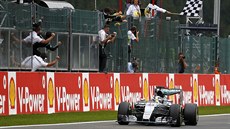 Lewis Hamilton vítzí ve Velké cen Belgie formule 1.