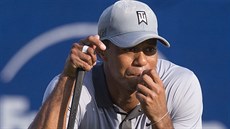 Zamylený Tiger Woods pemýlí nad dalím úderem.