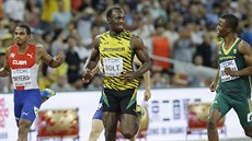 Usain Bolt probíhá vítzn cílem závodu na 200 metr na MS v Pekingu.