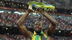 Usain Bolt ukazuje divákm tretry, které ho donesly ke zlaté medaili na...