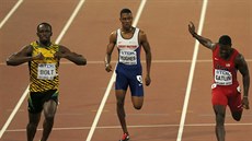 Usain Bolt (vlevo) probíhá vítzn cílem bhu na 200 metr na MS v Pekingu.