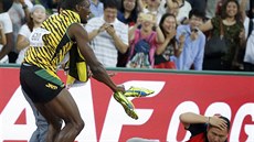 Usain Bolt po sráce s ínským kameramanem.