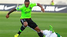 Jablonecký fotbalista  Nermin Crnki padá souboji a Kennym Tetem z Ajaxu...