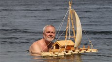 Badatel a vynálezce Jiří Sonnek na Hlučínské štěrkovně s vorem, který používali... Badatel a vynálezce Jiří Sonnek na Hlučínské štěrkovně s vorem, který používali...