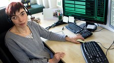 Zrakově hendikepovaná Sabina Lewithová pracuje na hradeckém magistrátu jako... Zrakově hendikepovaná Sabina Lewithová pracuje na hradeckém magistrátu jako...