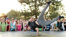 Tradiní souástí festivalu jsou bitvy v break dance. Pihlásilo se do nich...