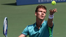 Tomá Berdych servíruje v osmifinále turnaje v Cincinnati.