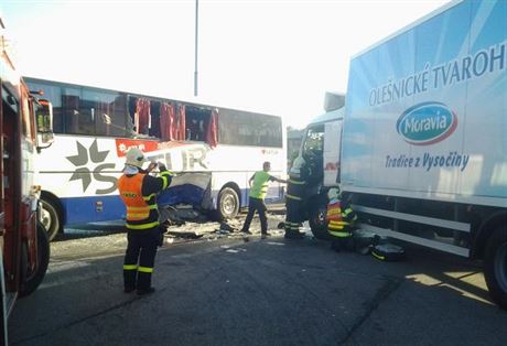 Srka autobusu a nkladnho vozu ve drci nad Doubravou.