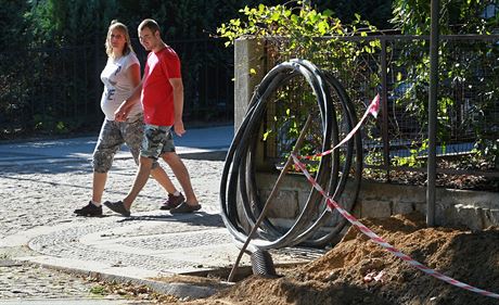 Ped nedávnem opravené chodníky v liberecké Lesní ulici dlníci znovu...