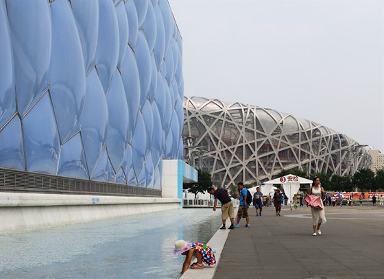 Modrá kostka a za ní Praí hnízdo, ikonická místa Pekingu