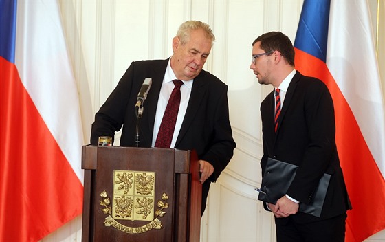 Prezident Milo Zeman se svým mluvím Jiím Ovákem na tiskové konferenci na...