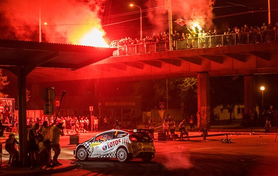 ATRAKCE. Mstská rychlostní zkouka patí k vrcholm Barum rally, fanouci z rzných kout Evropy na ní pokadé vytvoí vynikající atmosféru.