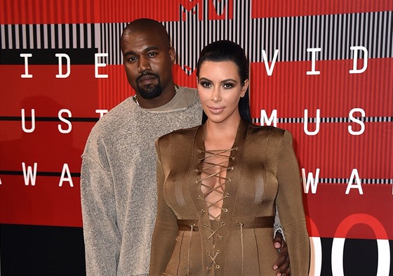 Kanye West a Kim Kardashianová na MTV Video Music Awards (Los Angeles, 30....