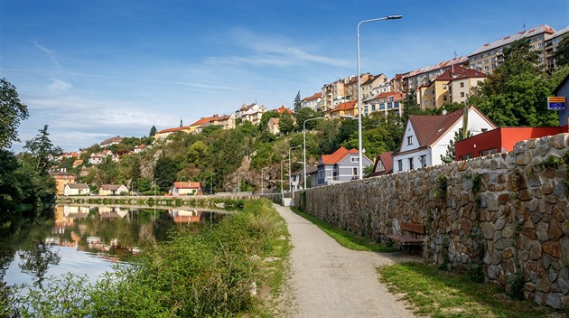 Nová kamenná ze v Lunické ulici v Táboe je dlouhá pes jeden kilometr.