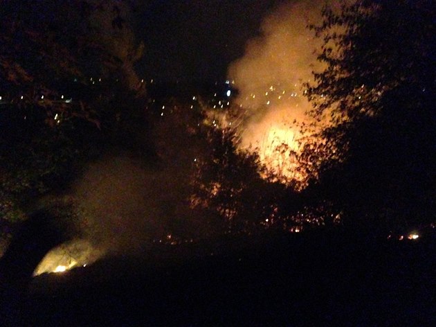 V pondlí kolem 21:40 zaal hoet dm v Prokopském údolí poblí ulice Na Placích. Poár se zaal roziovat do okolí, natstí ho hasii staili vas uhasit. Z dom zbyla jen kostra. Okolní stromy jsou siln ohoelé.
Místo události: Na Placích, Praha 5