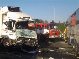 Srka autobusu a nkladnho vozu ve drci nad Doubravou.