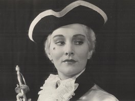 Soa ervená jako Cherubín v inscenaci opery Figarova svatba v roce 1954