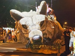 Obí loutky panlského soubor Carros de Foc tikrát proly Plzní a pedvedly...