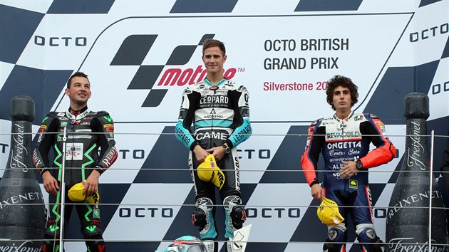 Ti nejlep ve tde Moto3 ve Velk cen Britnie. Zleva: druh Jakub Kornfeil, vtz Danny Kent a tet Niccolo Antonelli.