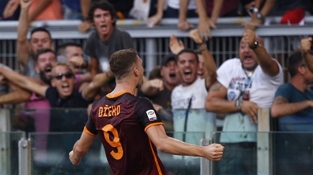 Edin Deko se dl o radost s fanouky AS m po brance, kterou vstelil v utkn s Juventusem.