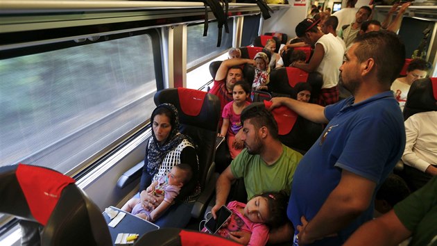 Rakuan zastavili na hranicch vlaky pln migrant (31. srpna 2015)