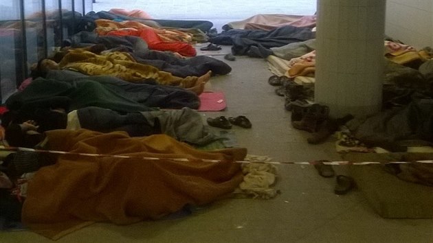 Uprchlci jsou umstni v tranzitnm prostoru stanice metra a blzkho vlakovho ndra