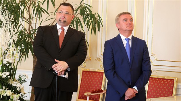 editel hradnho protokolu Jindich Forejt (vlevo) a kancl Vratislav Myn pi mimodn tiskov konferenci prezidenta Zemana na Praskm hrad (31. srpna 2015)