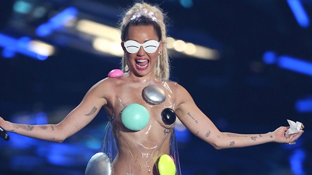 Miley Cyrusov jako modertorka cen MTV