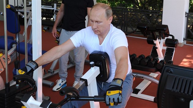 Rusk prezident Putin si zacviil s premirem Medvedvem (30. srpna 2015).