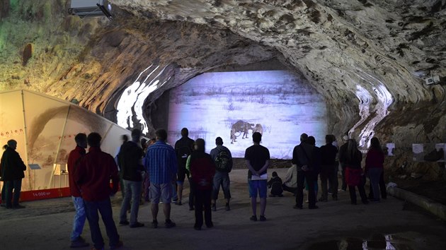 V jeskyni Klna, kter je soust Sloupsko-ovskch jeskyn, uvid turist diorma neandrtlskch lovc a podvat se mohou i na film z jejich ivota.