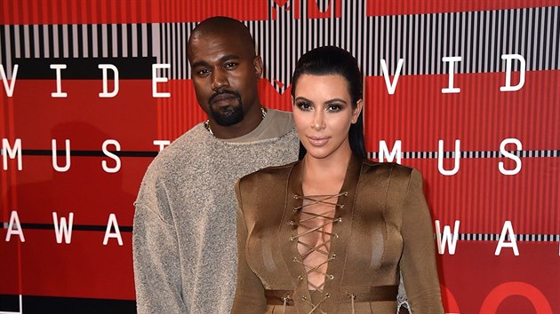 Kanye West a Kim Kardashianov na MTV Video Music Awards (Los Angeles, 30. srpna 2015)