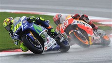 Valentina Rossiho nahání ve Velké cen Británie Marc Marquez.