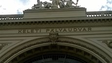 Přilehlé vlakové nádraží několik desítek metrů od stanoviště běženců Přilehlé vlakové nádraží několik desítek metrů od stanoviště běženců