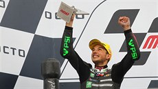 Český závodník Jakub Kornfeil slaví druhou příčku na okruhu v Silverstonu. Český závodník Jakub Kornfeil slaví druhou příčku na okruhu v Silverstonu.
