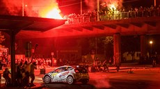 Fanoušci na nadjezdu, který vede na zlínské sídliště Jižní Svahy, přivítali... Fanoušci na nadjezdu, který vede na zlínské sídliště Jižní Svahy, přivítali...