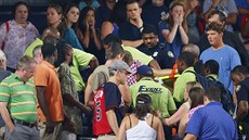 TRAGICKÁ CHVÍLE. Baseballový fanoušek spadl z horní části tribuny stadionu v... TRAGICKÁ CHVÍLE. Baseballový fanoušek spadl z horní části tribuny stadionu v...