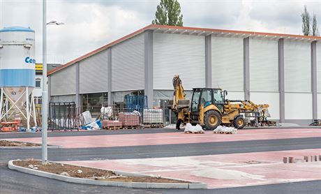 Na okraji eských Budjovic roste nové Nákupní centrum Kruh.