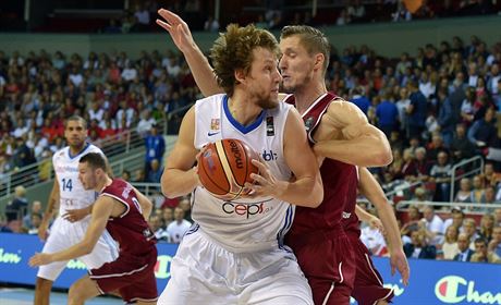 eský basketbalista Jan Veselý se pokouí prosadit proti lotyské obran.