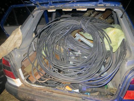 Zlodj ukradl asi kilometr kabel veejného osvtlení (6. 9. 2015).