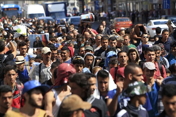 Stovky migrant vyrazily pky z Budapet do Rakouska. (4. záí 2015)
