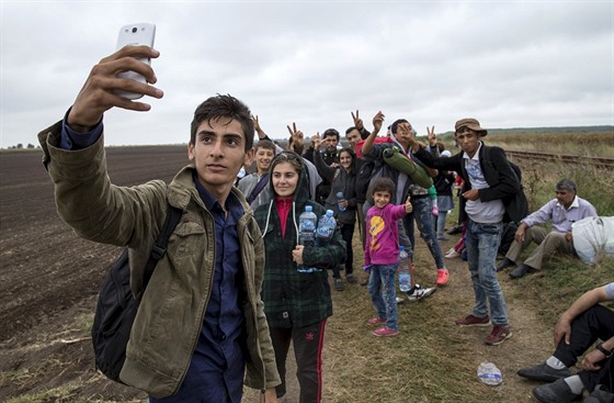 Migranti z Kobani si fotí selfie na hranicích Srbska a Maarska. (5.záí 2015)