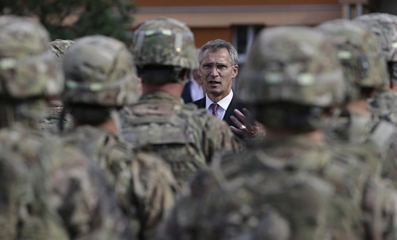 éf NATO Jens Stoltenberg hovoí v Praze s americkými vojáky, kteí se...