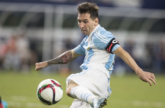 Argentinský útoník Lionel Messi dává branku v pátelském utkání proti Mexiku.