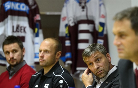 Trenér Josef Janda (druhý zprava) na tiskové konferenci hokejové Sparty ped...
