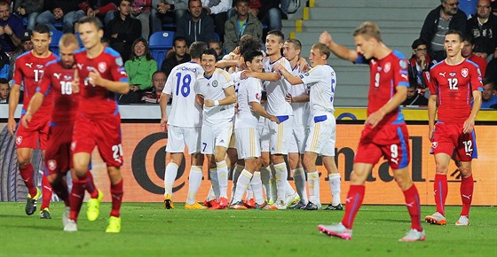 ZLÁ CHVÍLE. etí fotbalisté i s Davidem Pavelkou (vpravo) museli nejdív...