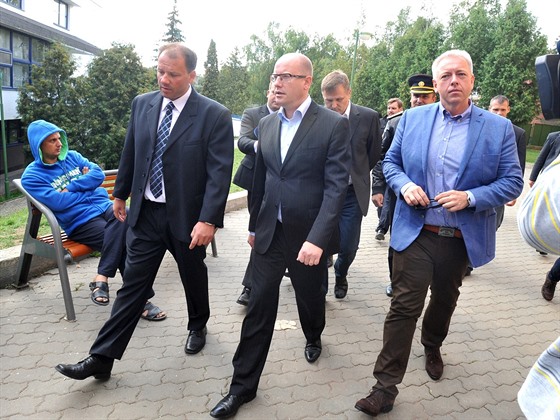 Premiér Bohuslav Sobotka (uprosted) a ministr vnitra Milan Chovanec (vpravo)...