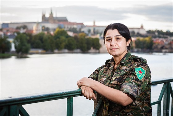 Velitelka kurdské enské milice YPJ Nesrin Abdullah