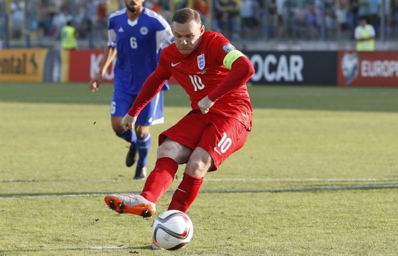Anglický fotbalista Wayne Rooney stílí z pokutového kopu první gól San Marinu...